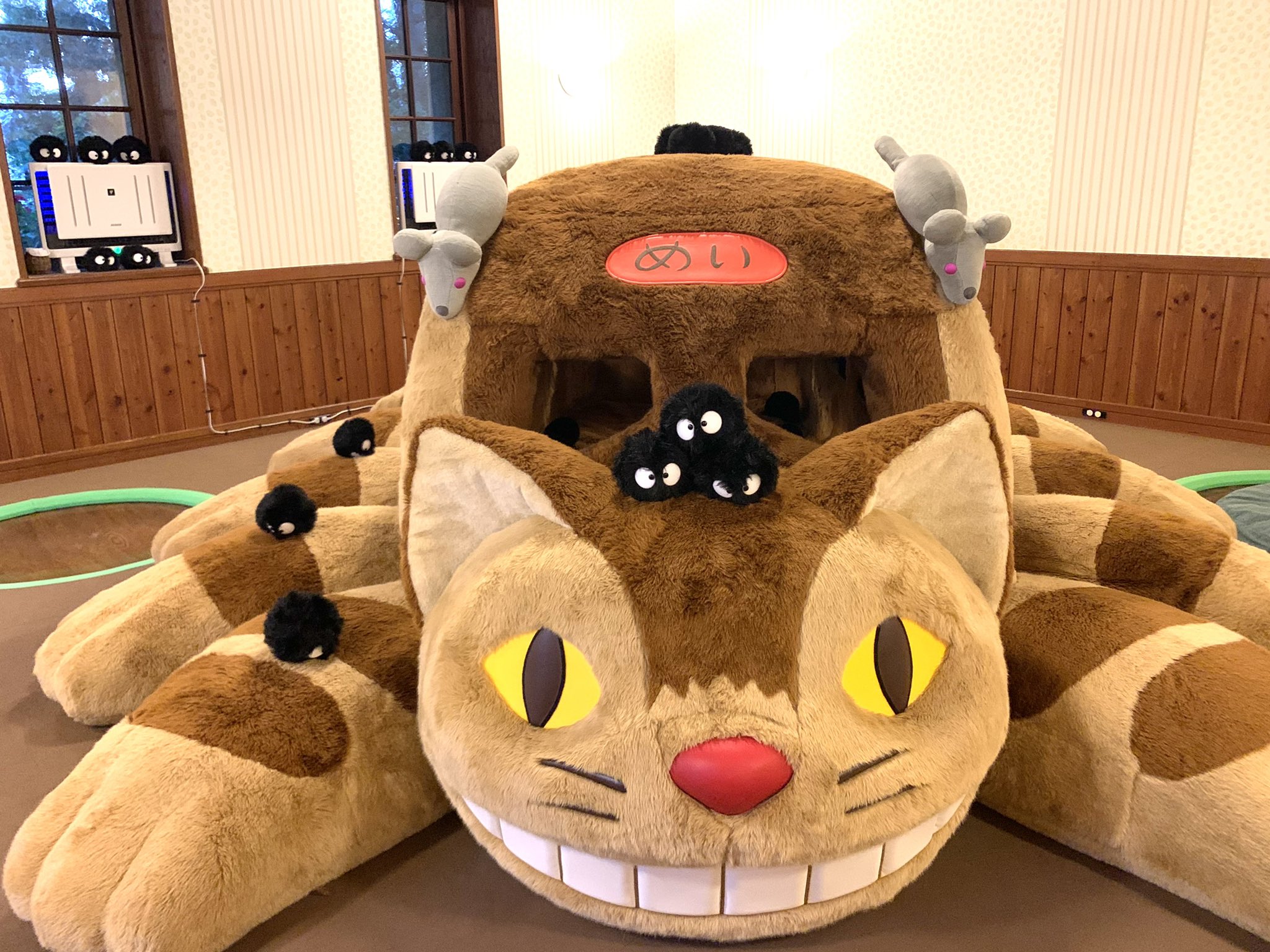 三鷹の森ジブリ美術館 ネコバスで遊んでいるうちにお友達になった男の子たちが クロスケパーティをする と可愛く飾り付けてくれました 子どもたち1人1人に決めた役割があったそうで 警備係に司令官 泥棒役 と それぞれ立派に仕事をはたしたそう