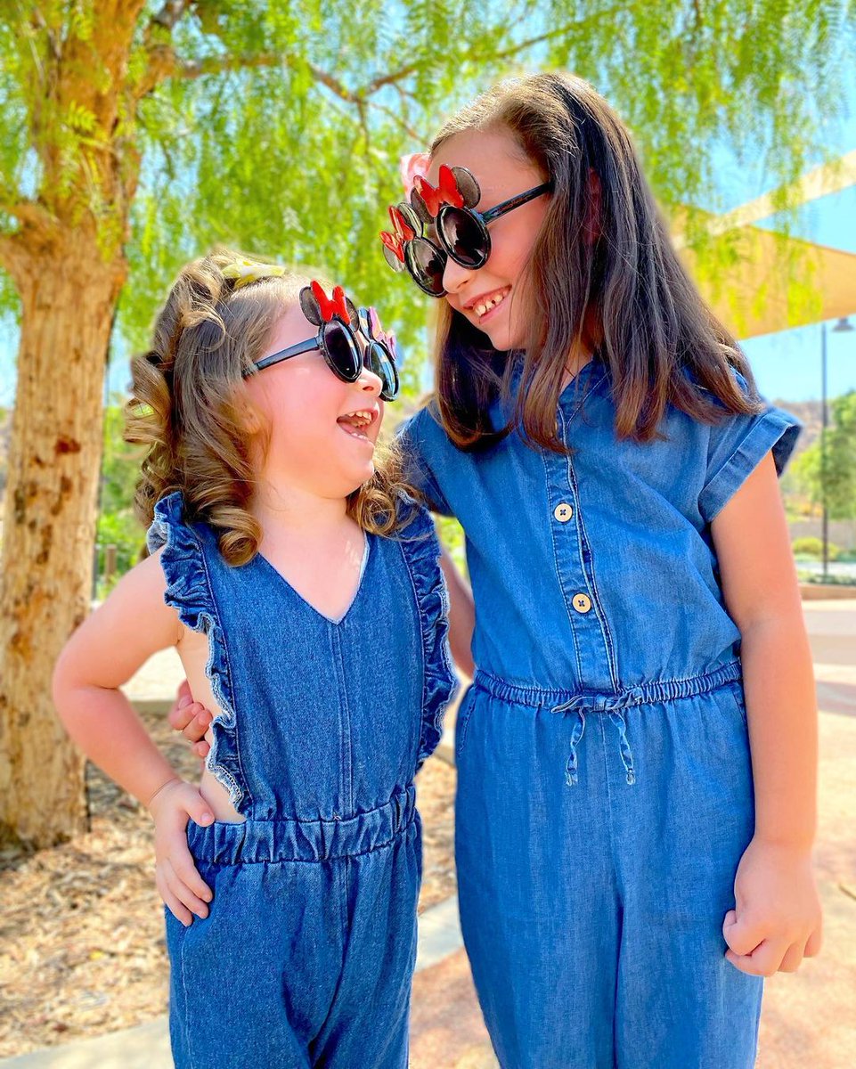 💫✨Being this fashionable should be illegal✨💫 
📸 : @themcleodfamily rocking our Minnie Sparkle shades the chicest way possible 💅 #disneyfashion #disneykids