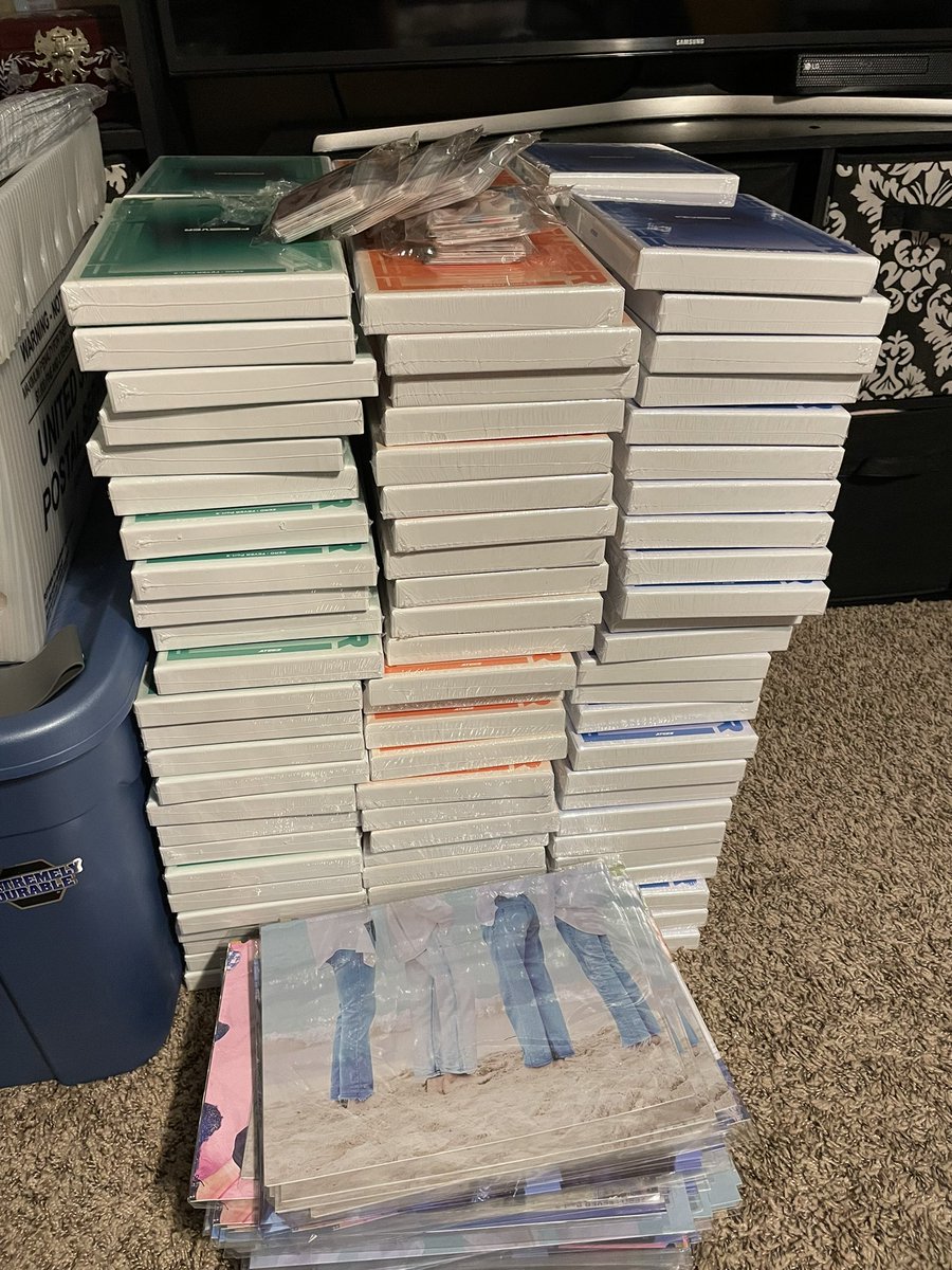 ChuxProofs's tweet photo. #chuarrival #chuupdates 

All the albums have arrived,only one problem,I didn’t know they fold the posters so I can’t offer unfolded posters :( 

I’m working on preview emails to send out rn,real emails will go out OCT 7TH at 5pmCST. (Poll winner,sorry if it’s early) https://t.co/eRCEcwR1TR