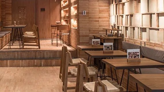 🎥Perfiles #GenEspontanea: 🌟
<a href="/hesrawe/">hector esrawe</a> es un diseñador industrial con múltiples reconocimientos internacionales que lo ubican en el Top 100 de Creativos 2021 de la revista AD Alemania.