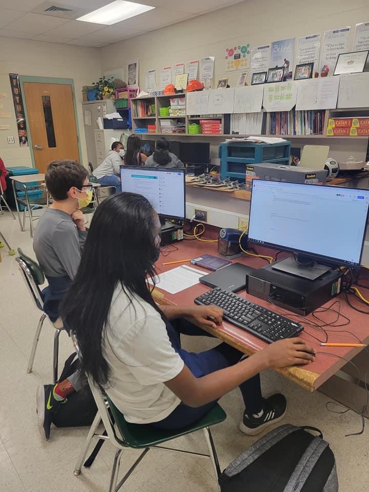 adixonMCS's tweet photo. 8th Grade Computer Science Students hard at work today designing apps #weRMooreCTE #Ctewebeforeme #Mooreworks https://t.co/2jcBc3vZEq