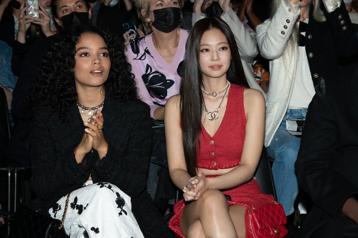 jentlexjnk's tweet photo. jennie and whitney both look so stunning 

JENNIE FACE OF CHANEL
#JENNIEChanelPFW https://t.co/09plRnnmbw
