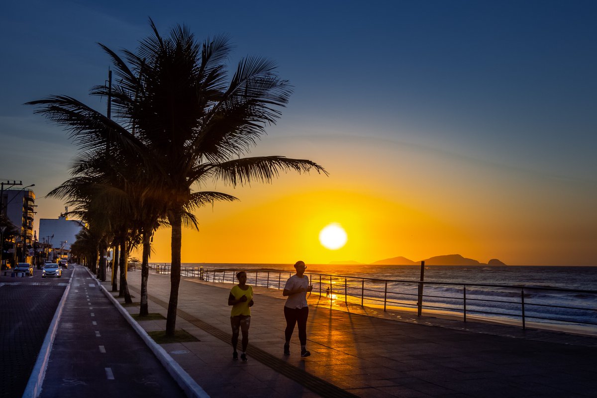 MacaeVisit's tweet photo. A Orla da Praia Campista e dos Cavaleiros, em Macaé, possuem amplo espaço e ciclovia para a prática de esportes. 
É aquela famosa frase: "Cansar o corpo pra descansar a mente!" 🏃🏾
Ah, uma dica: o nascer do sol é lindo! 
📸Rui Porto Filho

#vempramacae #visitmacae #diadoatletismo https://t.co/eIFVUlCRPO