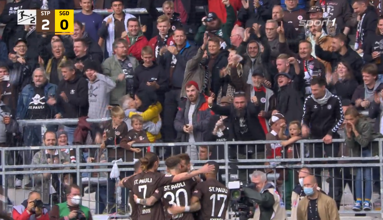 foet247europa's tweet photo. St. Pauli beat Dynamo Dresden 3-0 to go top of the table. #FCSPSGD https://t.co/xnDC8SOmnX