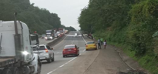 prensacom's tweet photo. Aterriza de emergencia una aeronave en el tramo de autopista Panamá - Colón.
Informa el @BCBRP 
#LaPrensaSecuestrada 
https://t.co/rLx5Ynkbgm https://t.co/cc5pKR5u5R