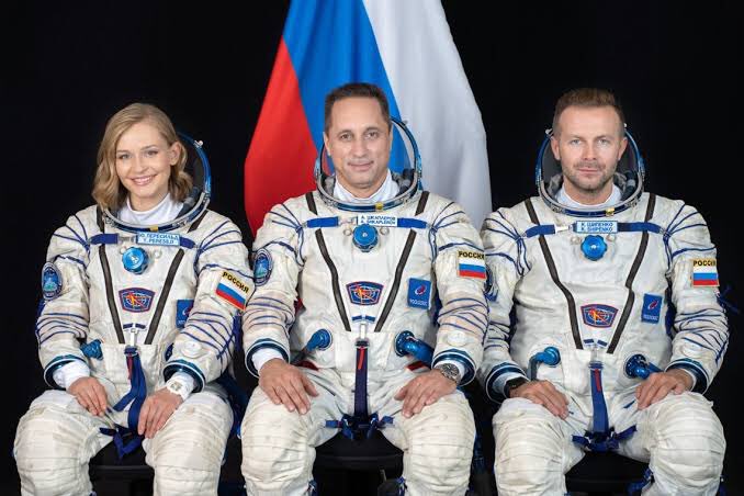 ClaudiaContigo's tweet photo. Guauu esta mañana La nave #Soyus transportó 1 astronauta, director y actriz a filmar en @SpaceStation la 1er pelicula en el espacio llamada "El Desafío"El rodaje durará 2 semanas, y con esto #Rusia le gana a #Hollywood como1er país en rodar en condiciones de ingravidez. https://t.co/hfWedtyDek