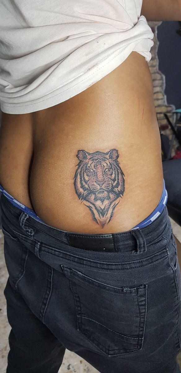 Este morrillo buga se jalo con un tigre en la nalga. La neta se le ve muy bien. #asstattoo #butttattoo #nalgatatuada