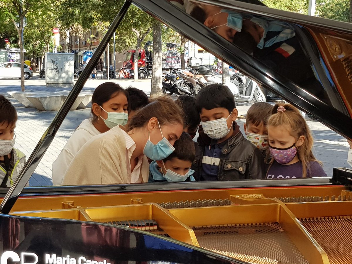 escolaelshorts's tweet photo. Apropem la música als infants.
Els nens i nenes de 1r escolten, experimenten i toquen un piano d cua.
#emtoca
#mariacanals
#palaumusicacat https://t.co/l8yXgD7fZw