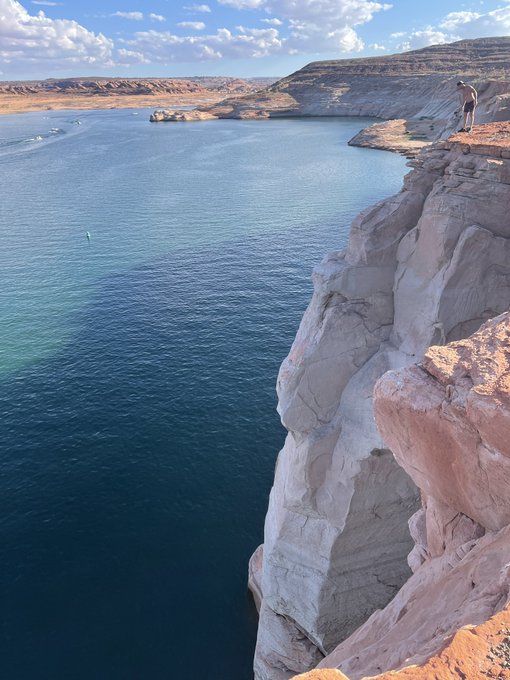 2 pic. Rappelling but make it slutty ?  did a 200 foot cliff over the weekend ? https://t.co/vZ9BuWj