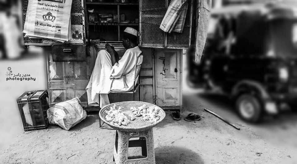 ناس '  بهناك  ' دايشين '  دايخين..
بطونهم  ' خاوية  ' وما '  لاقين..
وجوهم '  هايمة '  وفقرانين..
وعينهم '  طالعة '  وكمان '  صابرين..💚🌸