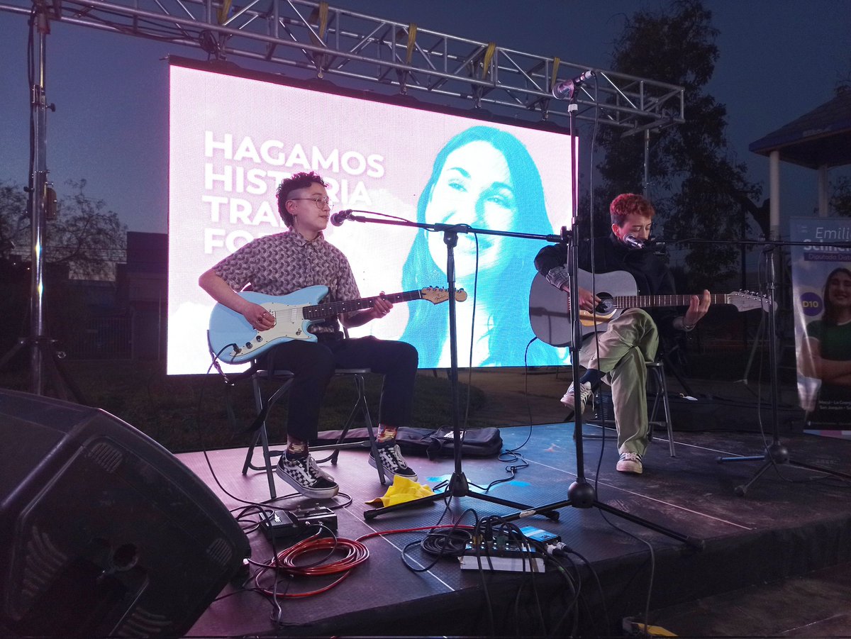 emischneiderv's tweet photo. Cerramos la noche con @rockwithagus y @noahblanconoah 💜💜💜✊🏻✊🏻✊🏻 #TransformemosChile https://t.co/NbyHmfZJqy