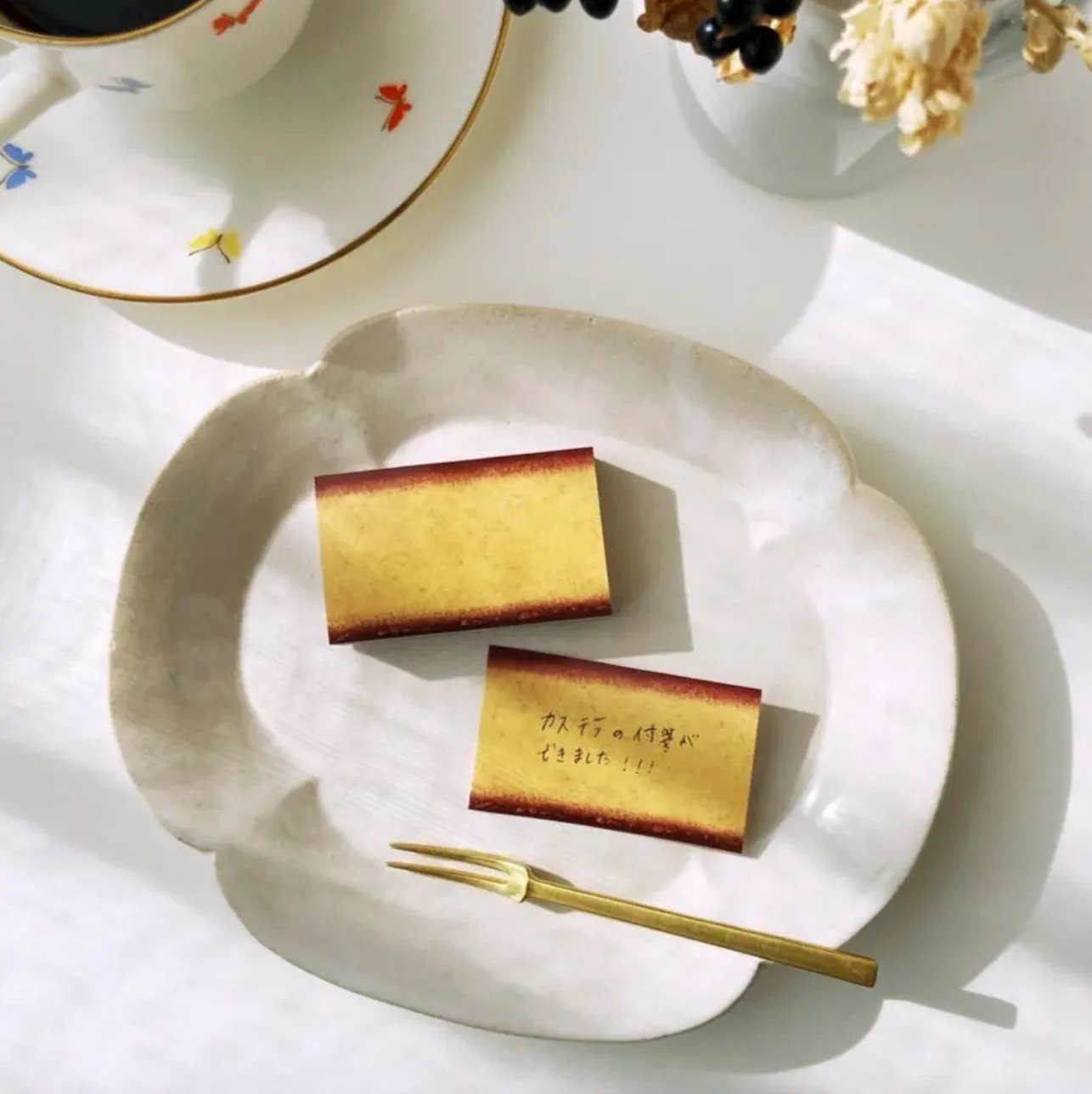 ものすごく本物っぽく見える文房具「カステラ付箋」