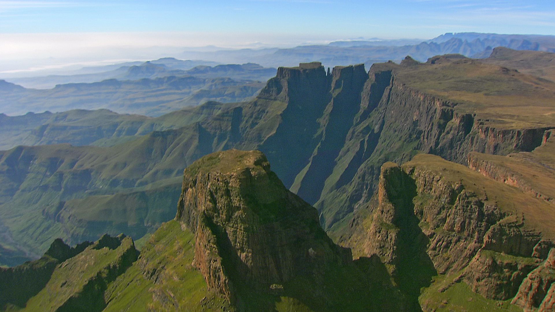 世界遺産 次回10月10日 日 午後6時からの放送は アフリカ南部の大山脈 ドラケンスバーグ山脈です 南アフリカ共和国とレソト王国にまたがり 断崖が1000キロも続きます 壮大な景観です 世界遺産 アフリカ ドラケンスバーグ 断崖 南アフリカ