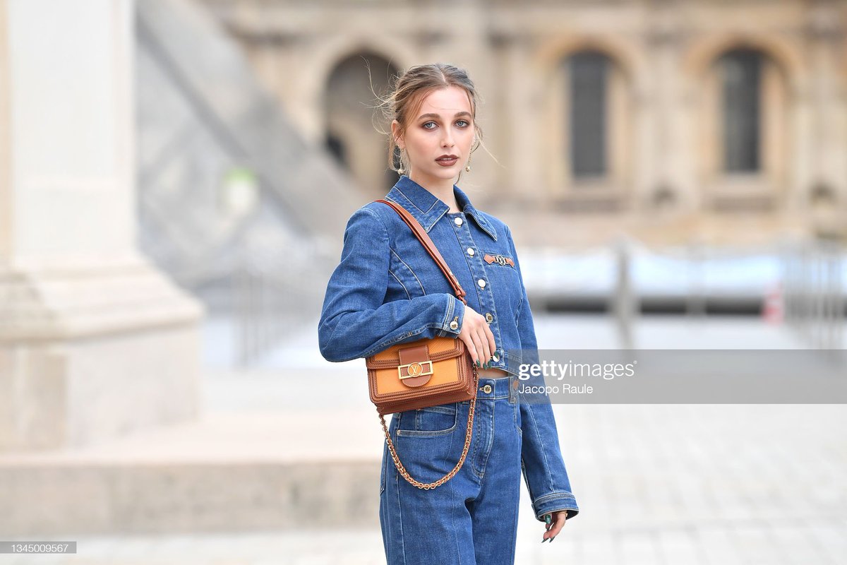 emma moodboards on X: emma chamberlain brings her dad as a guest to the louis  vuitton ss22 paris show  / X
