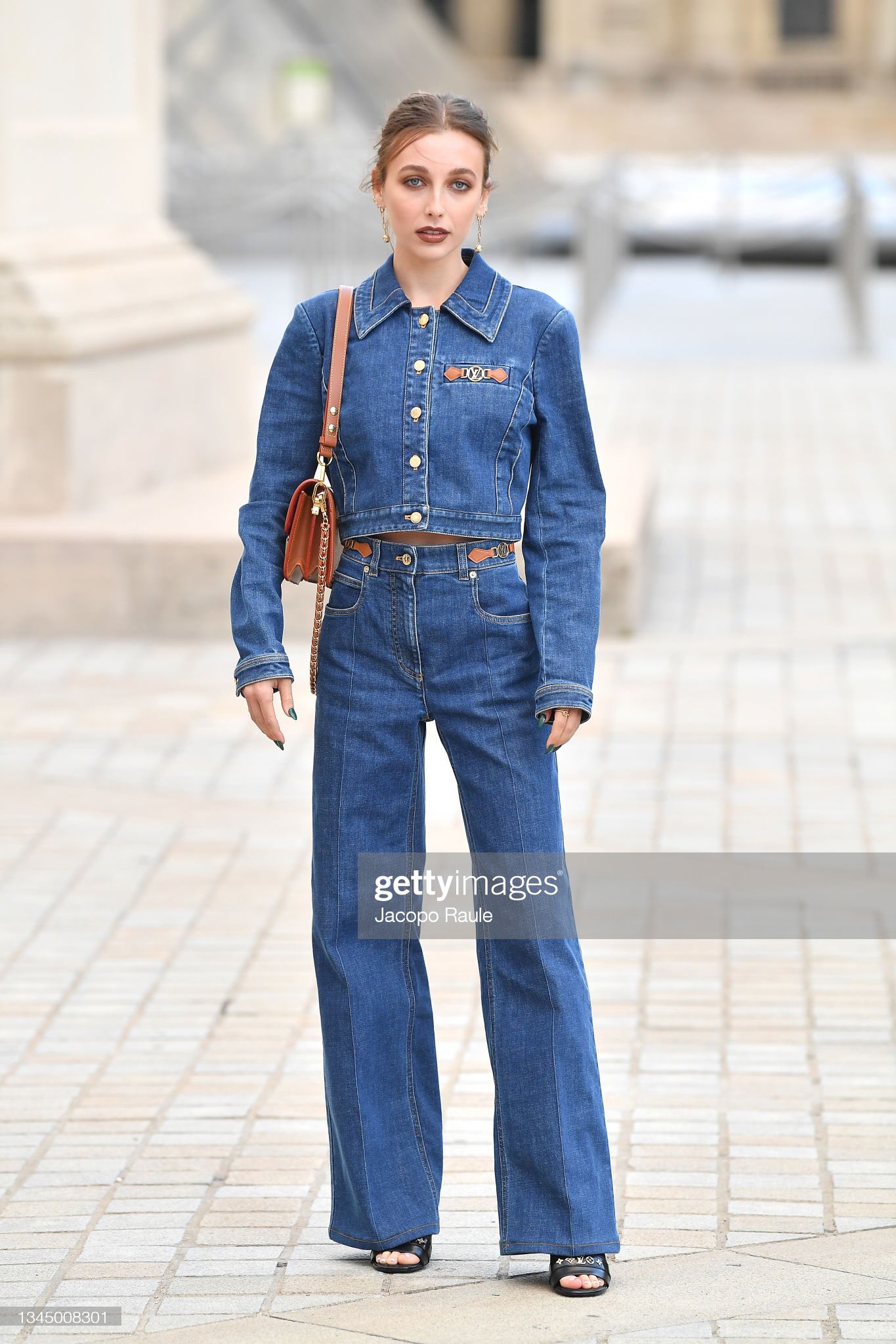 Emma Chamberlain Access on X: 📸  emma chamberlain at the louis vuitton  ss22 show at paris fashion week — october 5th.  / X