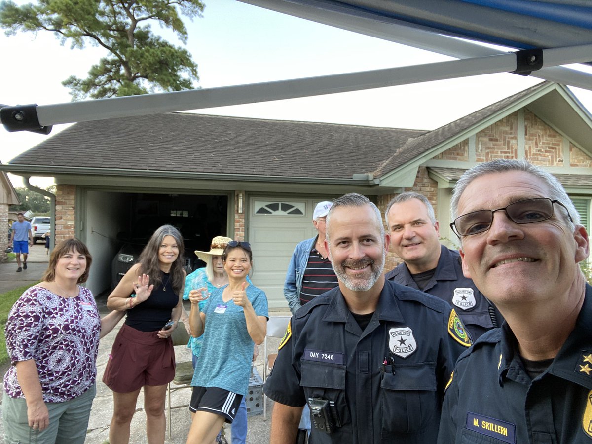 MLSkillern's tweet photo. Representing @houstonpolice and enjoying the community support in Timbergrove during #NationalNightOut https://t.co/MpC6EG28x9