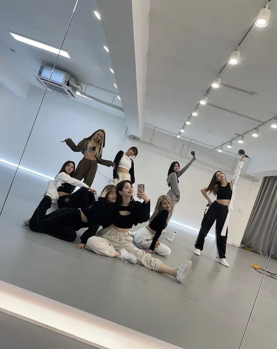 Star789_10's tweet photo. Ok, son hermosas y literal que estoy obsesionada con The Feels, y con ellas. Echamos de menos a Jeon 🥺🍭
#Twice #The Feels #TheFeels_of_TWICE #TWICExJimmyFallon
#ONCE https://t.co/onPALQQwsj