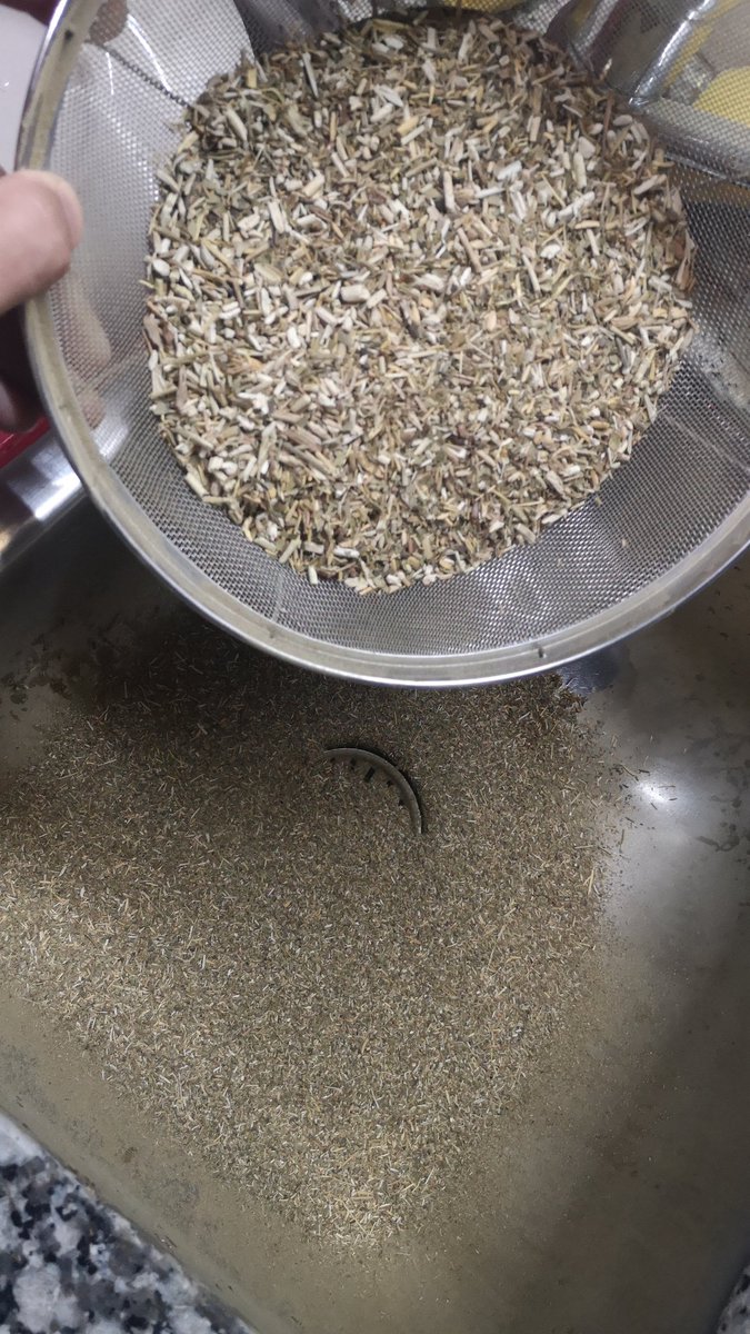 cocho_84's tweet photo. @yerbamatecbse esto es lo filtrado en menos de 400grs que le quedaban al paquete de 1kg.
Lo de la pileta lo uso para rellenar los pozos del patio? 😣☠️
#yerbamate
#yerbacbse
#polvitomagico https://t.co/TT9hJJdzTq