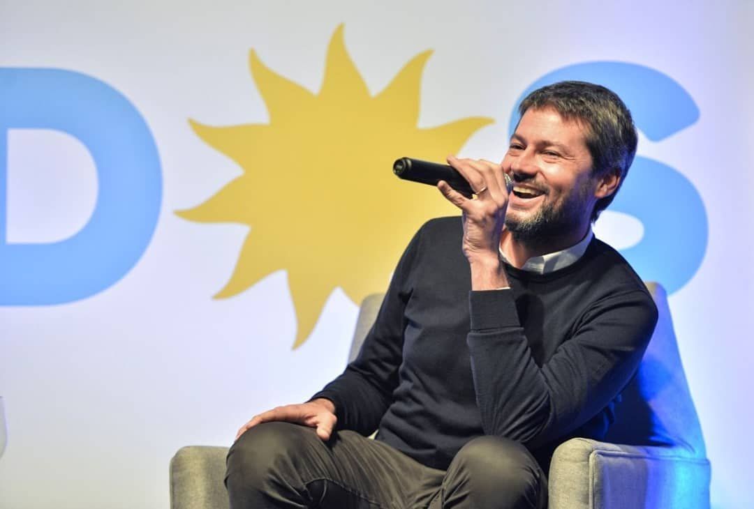 Bueno, ahora sí. Disculpen la demora. Como dije antes, necesitaba chequear algunos datos para estar 100% segura de su veracidad.

El protagonista de este informe es...

Matías Lammens, ex-presidente de San Lorenzo y actual ministro de Turismo y Deportes de la Nación.

Abro hilo👇🏽