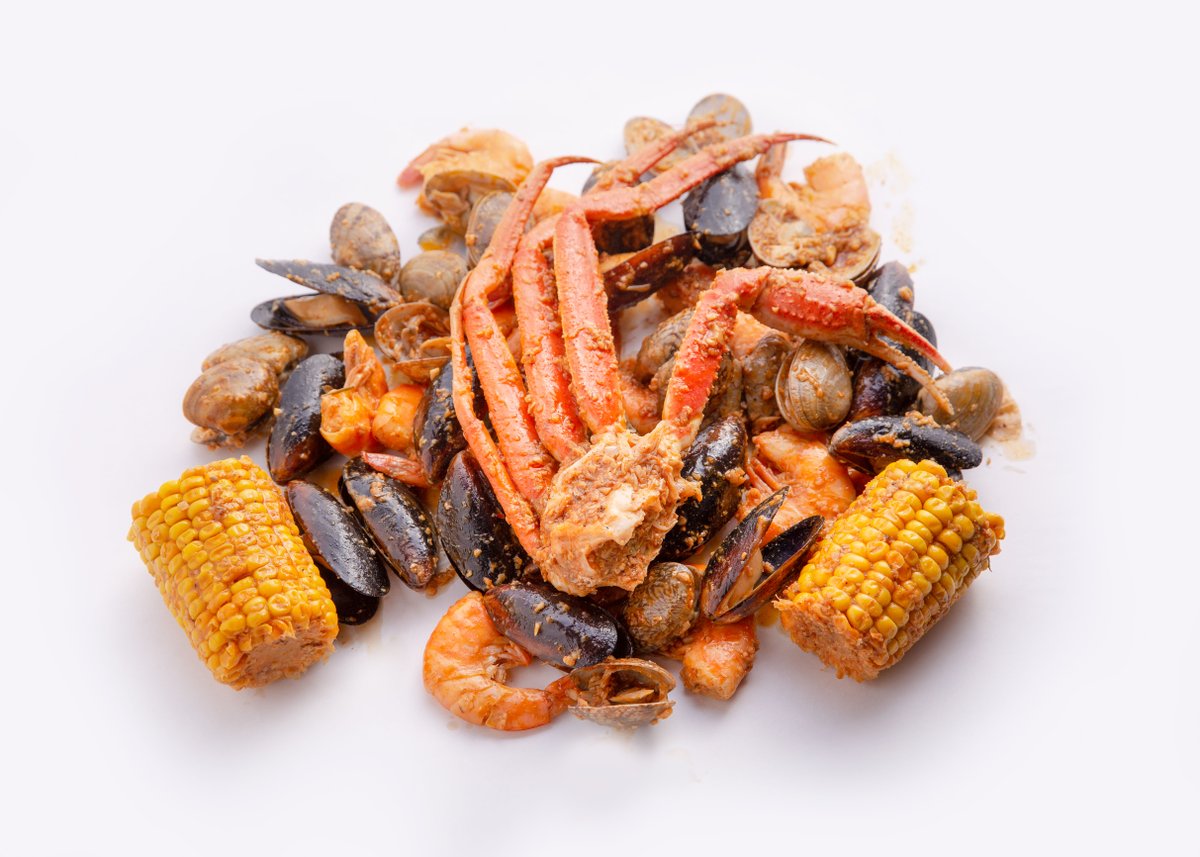 shakingcrab's tweet image. The “mini” version (for 1) of our seafood galore jumbo tray (for 3-4) isn’t actually all that mini… #MakeAMess