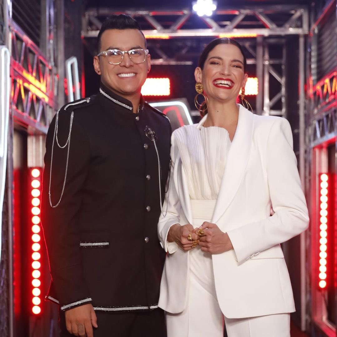 Ay si, ay si, muy seria. Solo aguanto dos fotos sin reírme 🤣 Verdad primo? <a href="/yeison_jimenez/">Yeison Jiménez</a> #TeamNatalia <a href="/LaVozColombia/">La Voz Senior</a> ♥️♥️♥️♥️♥️♥️♥️♥️

<a href="/angelicadzg/">adzg</a> + <a href="/manuelaavila1/">Manuela Avila</a> 
@tefaospina_ + <a href="/malejocangrejo/">alejandro romero</a>