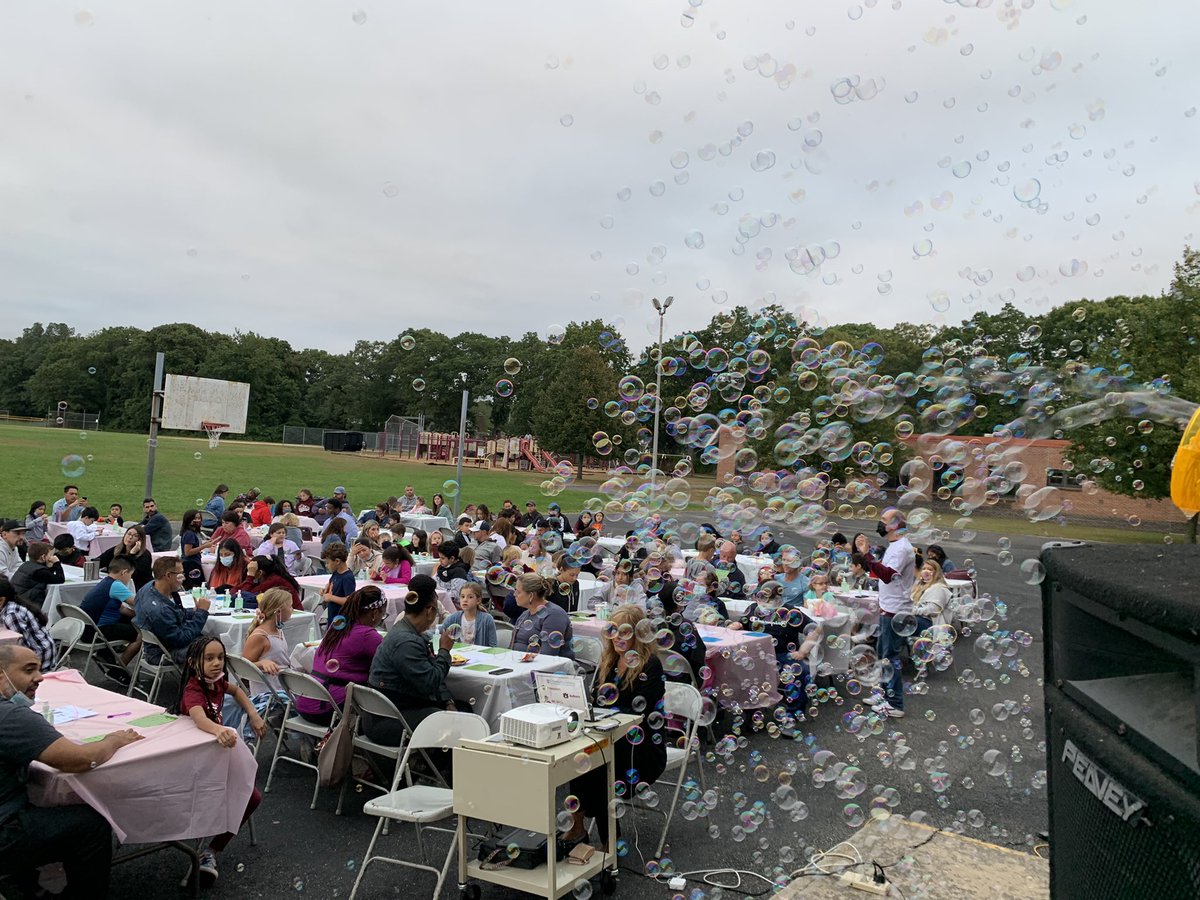 Great night at Outdoor Bubble Bingo! The GARDINER Manor families had bubblicious fun! <a href="/GardinerManorES/">Gardiner Manor</a> <a href="/BayShoreSchools/">Bay Shore Schools</a>