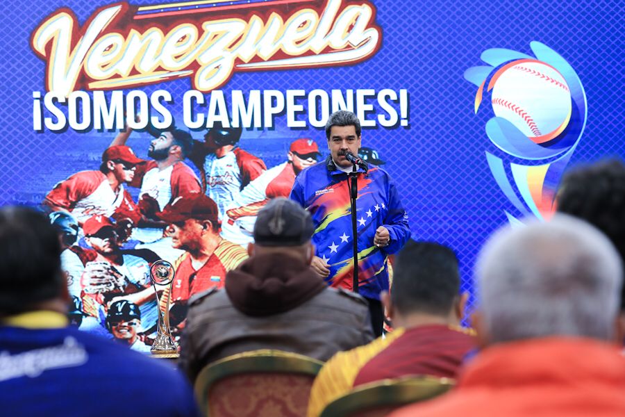 mineducacion_ve's tweet photo. #EnFotos | Así fue el recibimiento en el Palacio de Miraflores por parte del Pdte. @NicolasMaduro a la delegación venezolana de béisbol, campeona de la Copa Mundial de Béisbol Sub-23. @_LaAvanzadora
#DefensaSoberana https://t.co/yQls3oRhNC