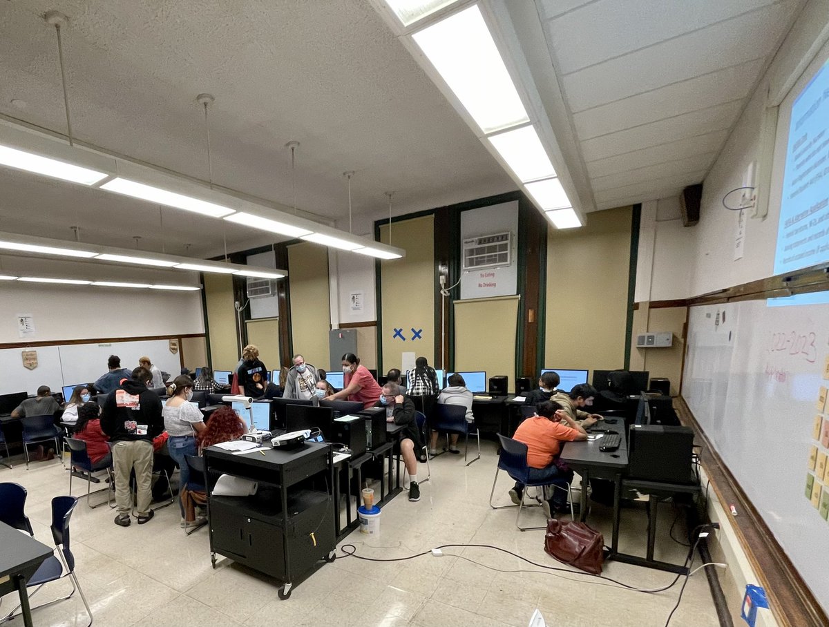 A little Financial Aid &amp; Alternative App support always helps! Thanks to our post secondary coach Lishonlynn. #ForemanPRIDE <a href="/ForemanHS/">ForemanHornets</a> #ForemanHelpingFamilies