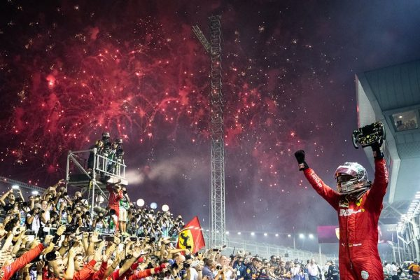 Formula1Verse's tweet photo. SERGIO PEREZ GANHA O GRANDE PREMIO DA CHINA DE 2015!! A SUA 1 NA @ferraritequila!!
SENSACIONAL O MEXICANO SEGUROU @MelipeFassa (@McLarenF1V) DA PRESSÃO DAS ULTIMAS VOLTAS E AINDA  @HamiltonF1v (@PetronasF1V) CONQUISTA UM BELO PODIO!!

NO FIM SUTIL (@BMWF1V) RODOU E CAIU PARA 10! https://t.co/TKZyMFA0QD