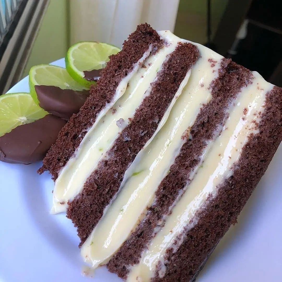 food_porn17's tweet photo. Bolo de limão 🤤 https://t.co/5hffJSeQaM