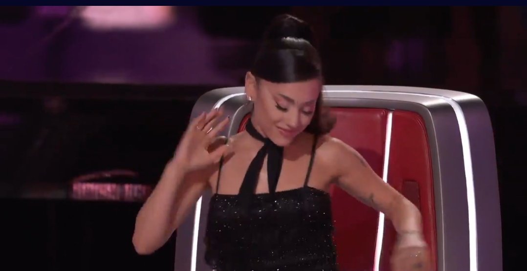 Iuvsariana's tweet photo. ela dançando curtindo a musica https://t.co/UEgKSaXTGV