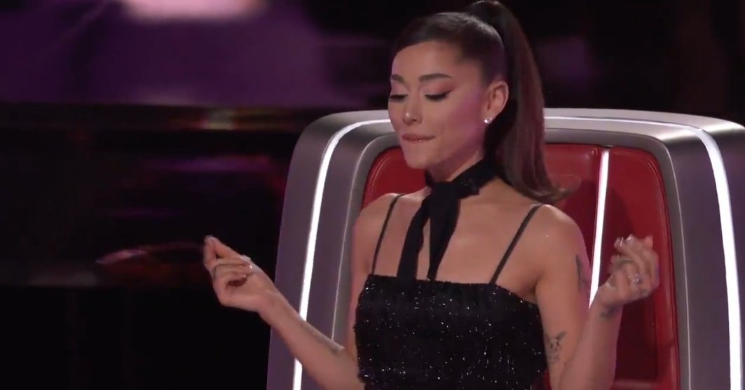 Iuvsariana's tweet photo. ela dançando curtindo a musica https://t.co/UEgKSaXTGV