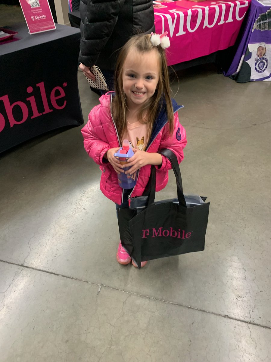 HollLa_uren's tweet photo. Tonight marks the first night for @ReadingRoyals #youthhockey #SMRA #TMoGoesLocal and we ALREADY made a magenta friend! Tell me she wouldn't win a FACE OFF! https://t.co/zn4aLAvkrl