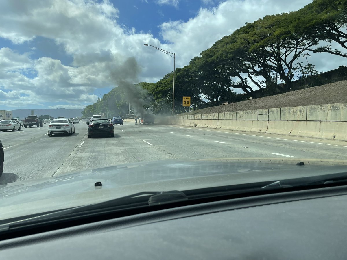 ChrisDotson34's tweet photo. @dt808traffic truck on fire at the 8a exit H1 westbound https://t.co/g7429pfdwi