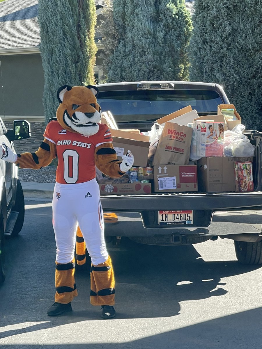 BennysPantry's tweet photo. A group of awesome healthcare workers ban together to collect donations for the Benny's Pantry at ISU! With efforts from many we were able to gather more than two trucks full worth of food to help aid the hunger of ISU Students in need.
#ISU #Community #FoodDrive https://t.co/kf5ORy1pmA