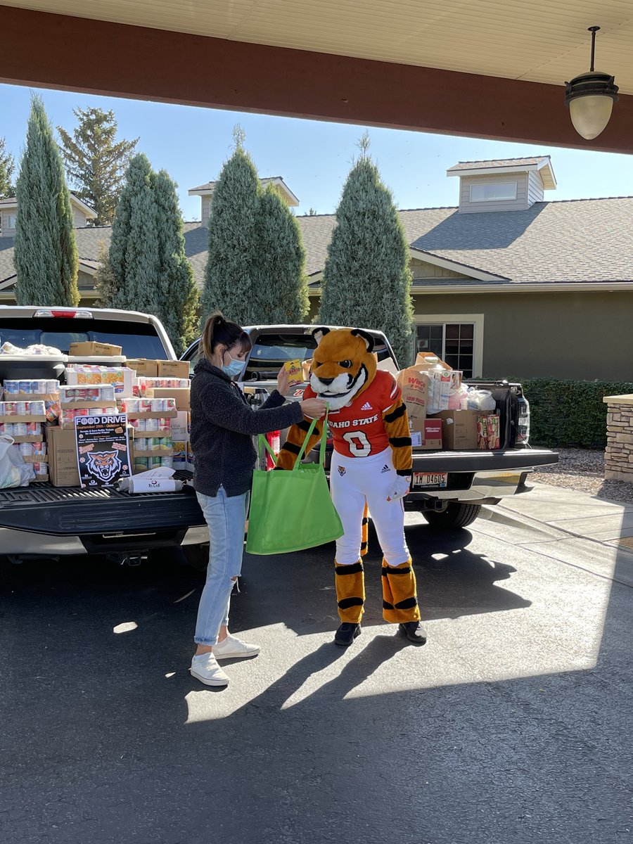 BennysPantry's tweet photo. A group of awesome healthcare workers ban together to collect donations for the Benny's Pantry at ISU! With efforts from many we were able to gather more than two trucks full worth of food to help aid the hunger of ISU Students in need.
#ISU #Community #FoodDrive https://t.co/kf5ORy1pmA