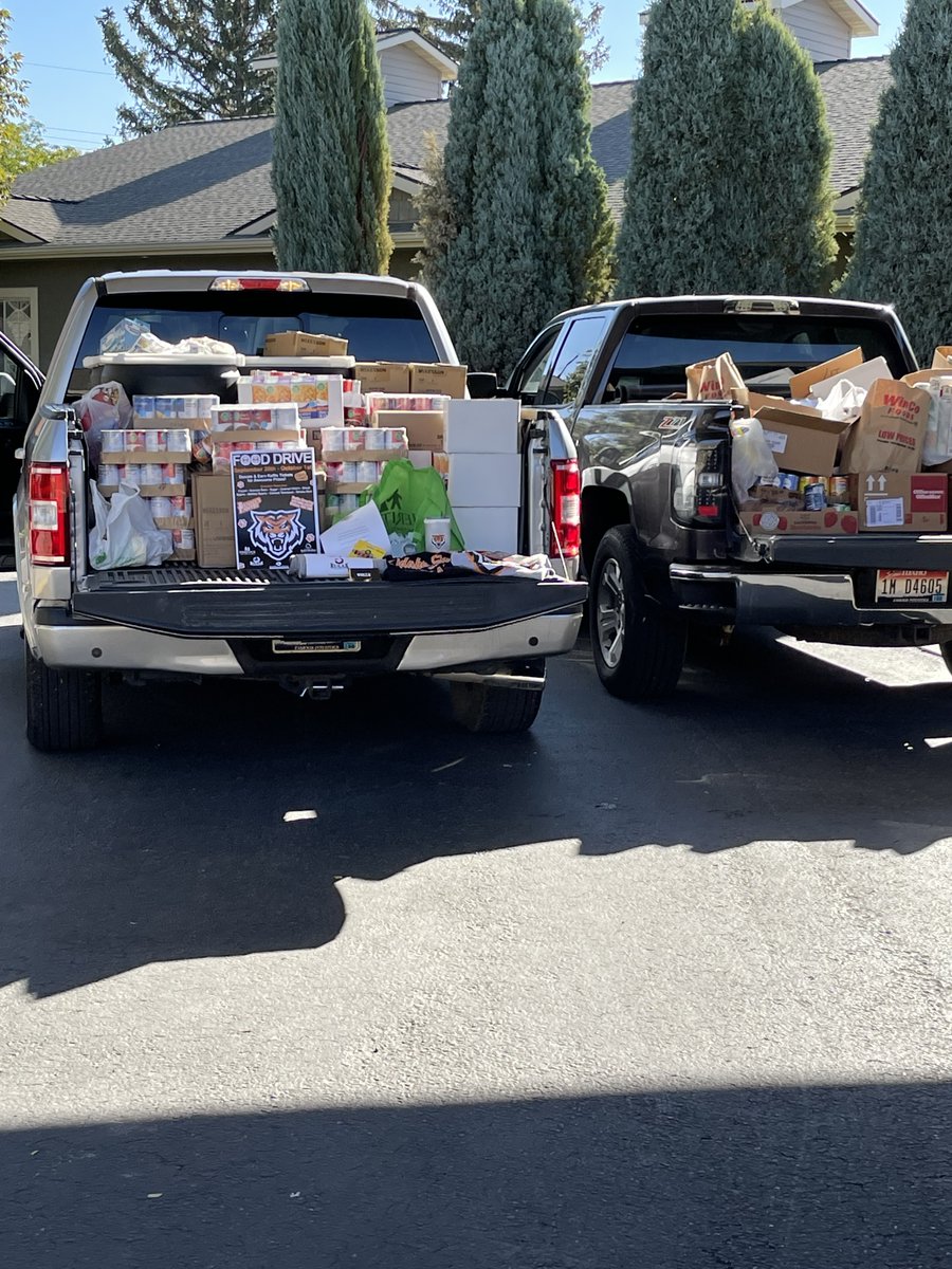 BennysPantry's tweet photo. A group of awesome healthcare workers ban together to collect donations for the Benny's Pantry at ISU! With efforts from many we were able to gather more than two trucks full worth of food to help aid the hunger of ISU Students in need.
#ISU #Community #FoodDrive https://t.co/kf5ORy1pmA