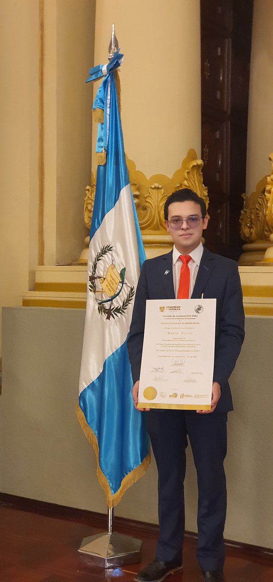 stereo100xela's tweet photo. #Talento100🏅 🇫🇷 | El quetzalteco, Daniel Rivera, fue reconocido como el Artista Juvenil 2021-2022, por parte del @CongresoGuate , por el arte en plastilina🎨, que ha llegado a ser conocido a nivel nacional e internacional. https://t.co/Ep2CdFx2qW