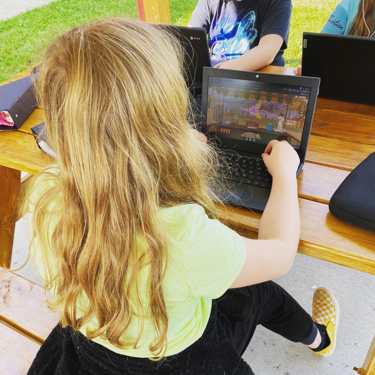 MylanPatriots's tweet image. Beautiful Day + Math Stations = Engagement and Learning in the Outdoor Classroom with Ms. Dieringer’s Class!
#mylanpatriots #math4lifewv @Monongalia_Co @WVEducation @MonongaliaElem
@MCSDoesSumMath