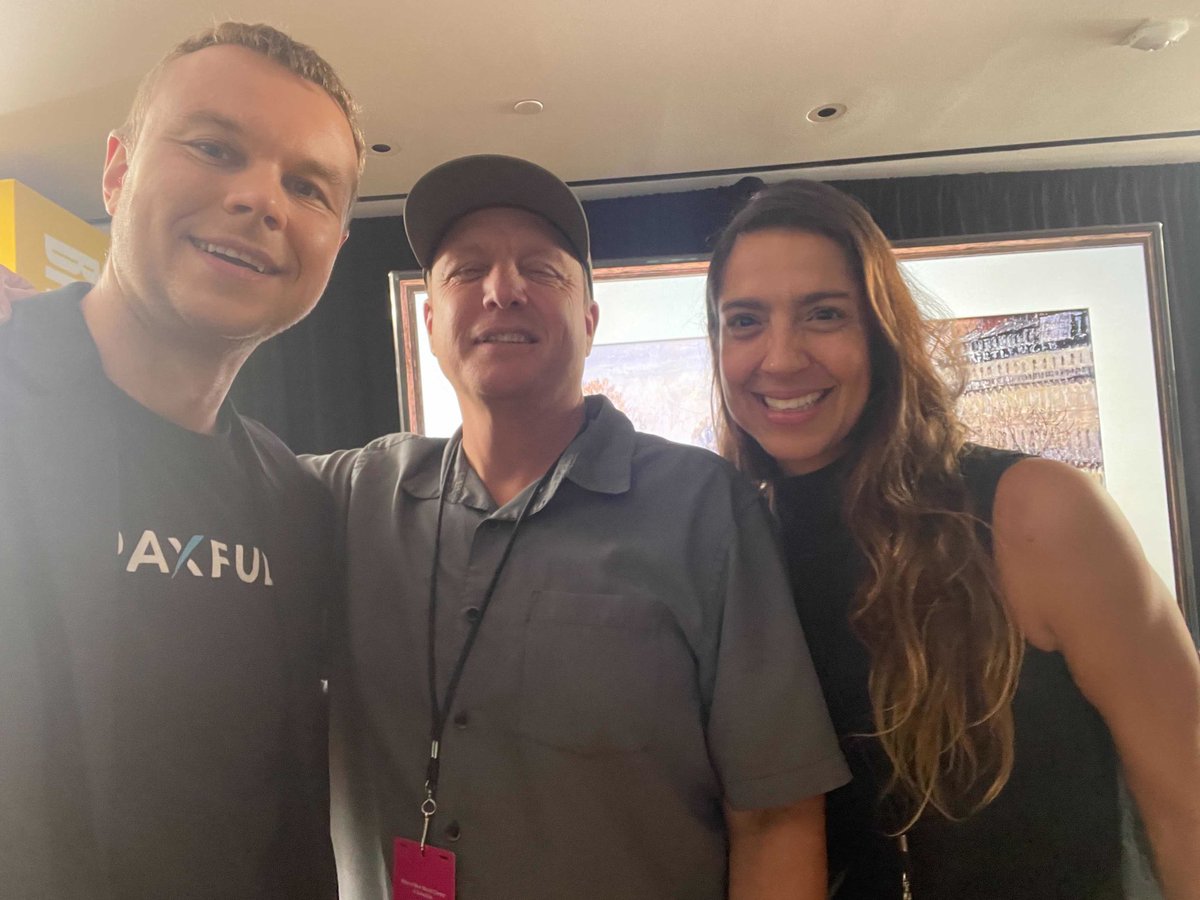 lobaestrangeira's tweet photo. Great to see you again Mike! 🇸🇻⚡️@Bitcoinbeach @ArturPaxful @paxful #LightningDiaries #off21 https://t.co/L0OdZVYZ2i