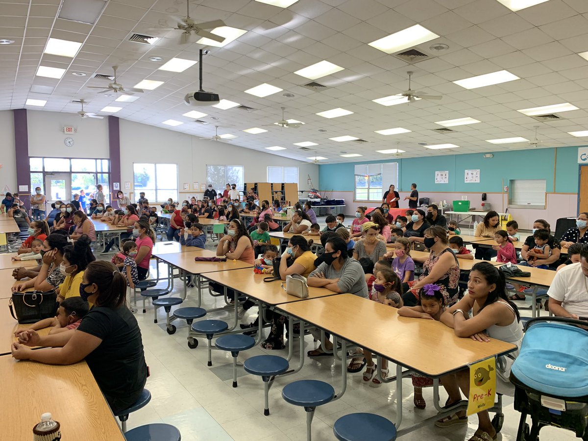 CCEBISD's tweet image. What a great turn out at our open house tonight! Great to see all the families and students showing what they’ve been learning! Buena participación de nuestra casa abierta en esta noche! Que gran gusto mirar todas las familias y estudiantes mostrando que han aprendido este año!