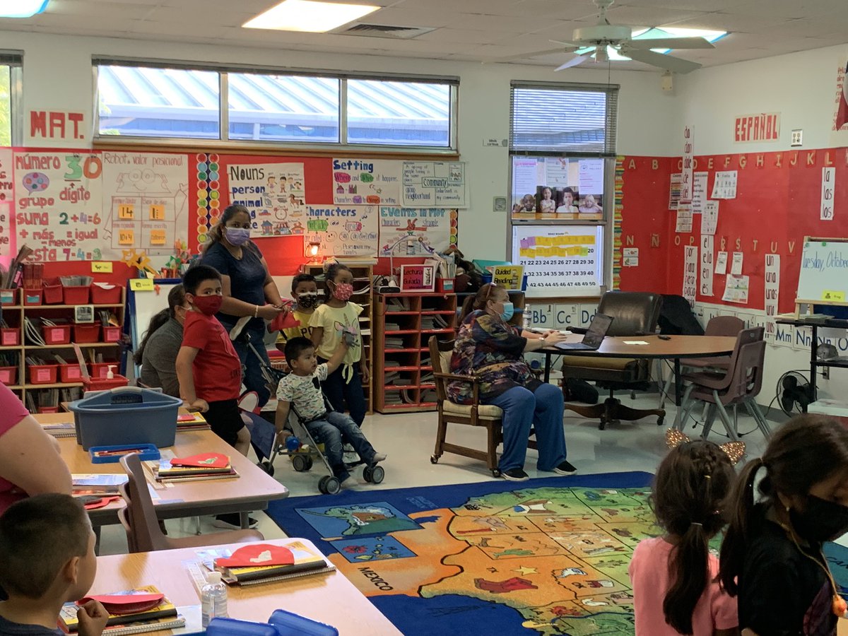 CCEBISD's tweet image. What a great turn out at our open house tonight! Great to see all the families and students showing what they’ve been learning! Buena participación de nuestra casa abierta en esta noche! Que gran gusto mirar todas las familias y estudiantes mostrando que han aprendido este año!