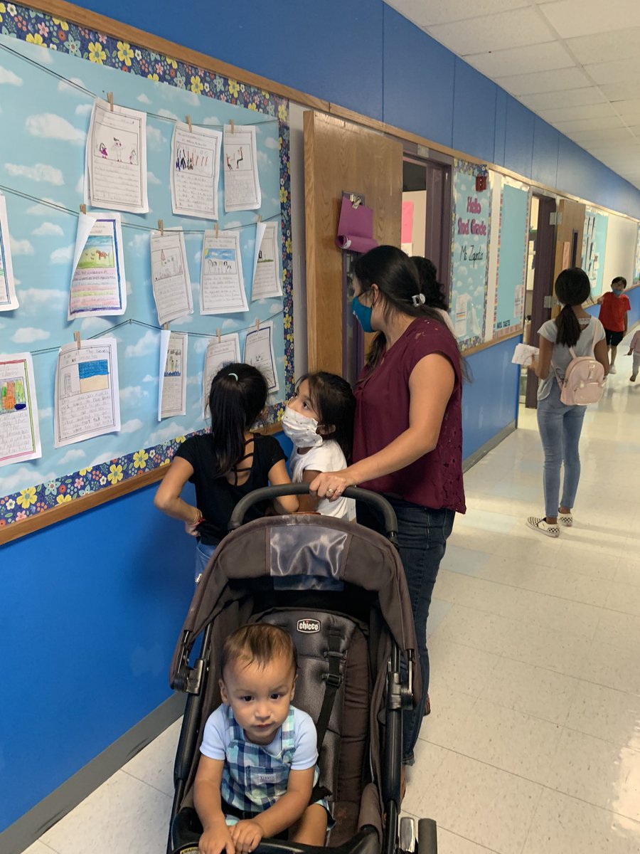 CCEBISD's tweet image. What a great turn out at our open house tonight! Great to see all the families and students showing what they’ve been learning! Buena participación de nuestra casa abierta en esta noche! Que gran gusto mirar todas las familias y estudiantes mostrando que han aprendido este año!