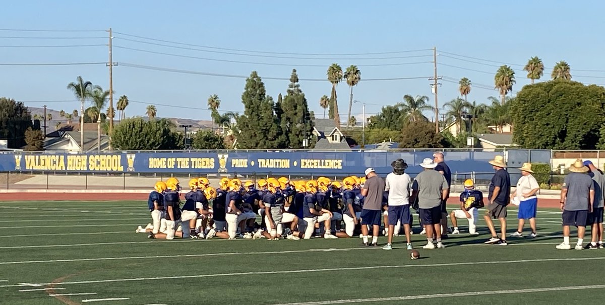 chrisdraft's tweet photo. Thank you @VHS_Football for helping #thewhiteribbonproject celebrate the anniversary of the 1st #lungcancerawareness label on the 1st ribbon #AnniversaryWeek @heidi_onda @RamsCommunity @TheWRP4LC @AmericanCancer #crucialcatch #buildingcommunity #changingthefaceoflungcancer #lcsm https://t.co/mcyEZ6239i