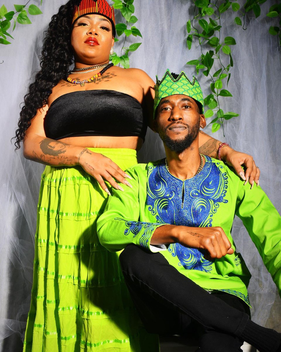 JustMojoPeriod's tweet image. It’s givin… “And imma stick beside him…” 👑😍 

#CantWaitToBeAKing 💍

💧: @afrocentric_network 
💄: @kissedbykelz_ @molipcosmetics 
📸: @catteyemedia 
Stylist/Creative Director: @rjnathaniel 

#BOSSBAES #blacklove #engagementphotos #engaged #engagement