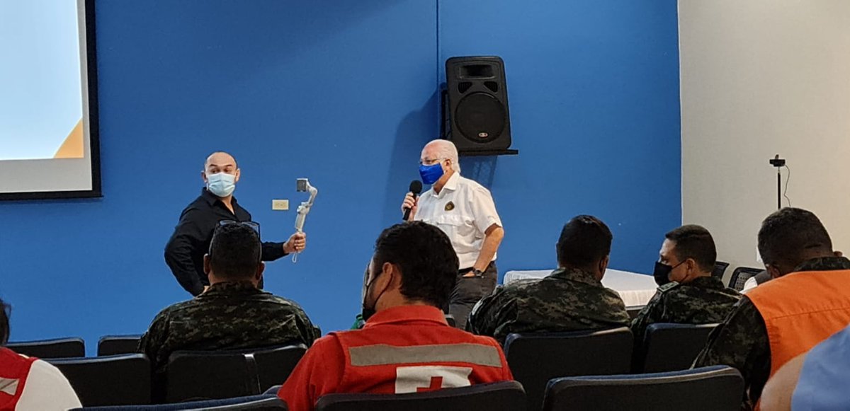 FJ_HerreraA's tweet photo. Sostuvimos una reunión de alto nivel con representantes de @HondurasCopeco y otras instituciones y hemos convenido que @UNAHoficial liderará el diseño del plan de reconstrucción de Guanaja, además de brindar el apoyo psicológico y legal a las comunidades durante este proceso. https://t.co/PuOx6J3vop