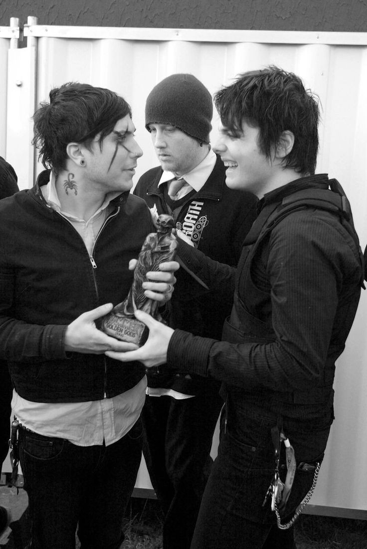 frerardarchive's tweet image. the story behind this pic... they're so childish