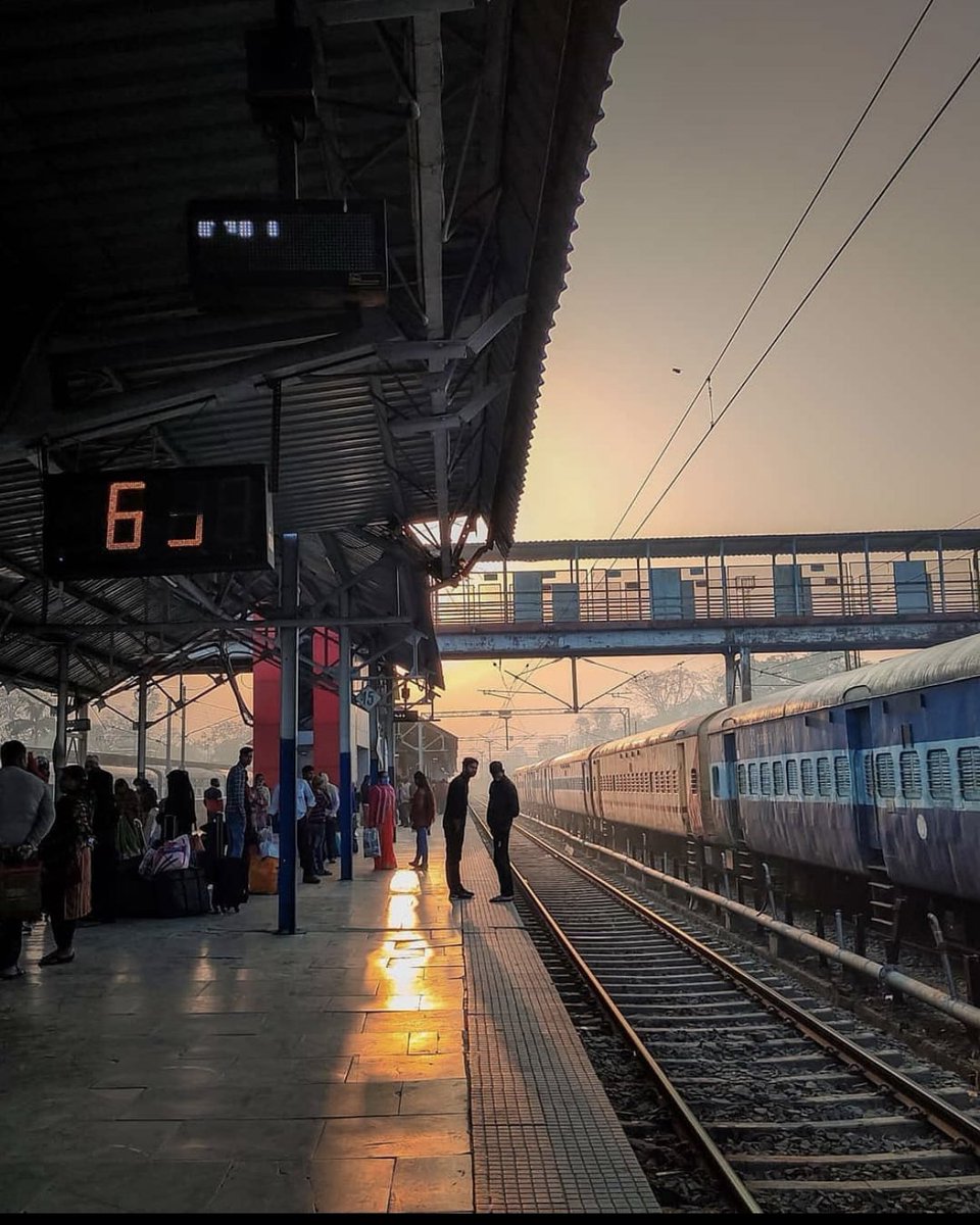 Bihar_se_hai's tweet photo. Morning from #Siwan Junction 🌻
Anyone from #siwan here ?
Credits @_photobaaz
.
.
.
.
#siwan #siwanjunction #siwanrailwaystation #bihar #biharsehai #railway #train #indianrailways #bihari #siwanbihar https://t.co/onmKcByX27