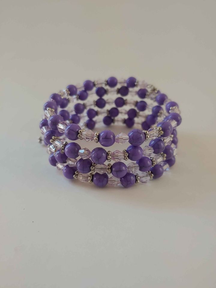 DlovCreations's tweet photo. Purple Stack Bracelet: This acrylic purple beaded stack bracelet is designed on memory wire. Fits most. Casual or dressy for any occasion. https://t.co/lok1Ai5xGv #handmadegifts #handmadejewelry #stackbracelet #beadedbracelet #Beaded https://t.co/PbJE7zSwHb