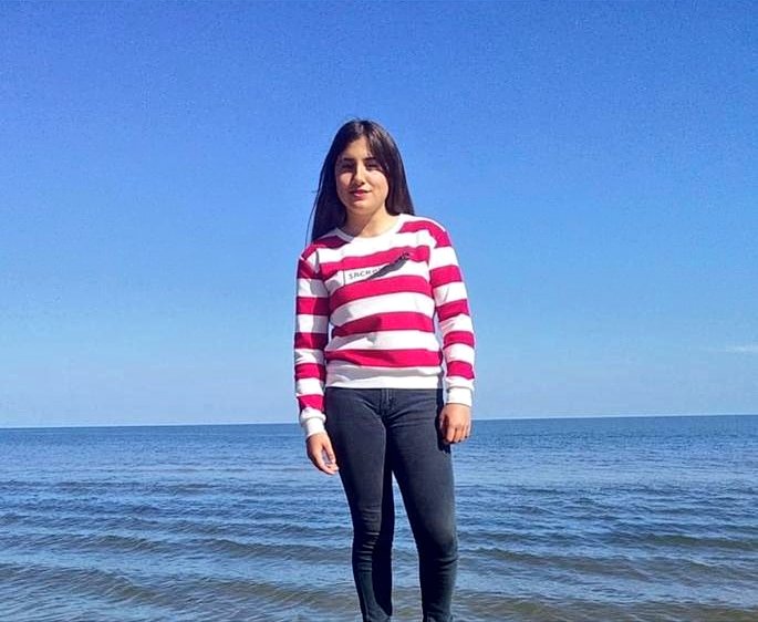 exitorama's tweet photo. Continúa desaparecida la joven de Sarandi Grande, Ana Viazzi de 13 años. No se conoce de su paradero desde el mediodía de este martes. Vestía championes negros, jeans claro, campera celeste con capucha, gorro negro. Para aportar algún dato: 099431431 - 098293900 https://t.co/u04EGYHrBr